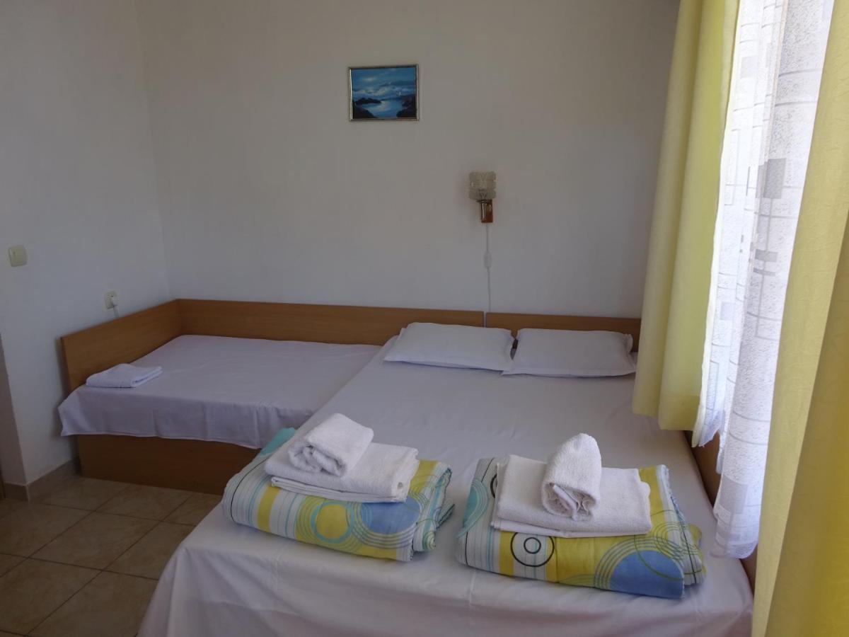 Hris Hotel Chernomorets Exterior photo