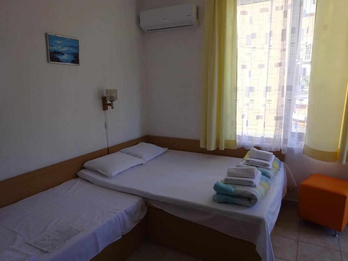 Hris Hotel Chernomorets Exterior photo