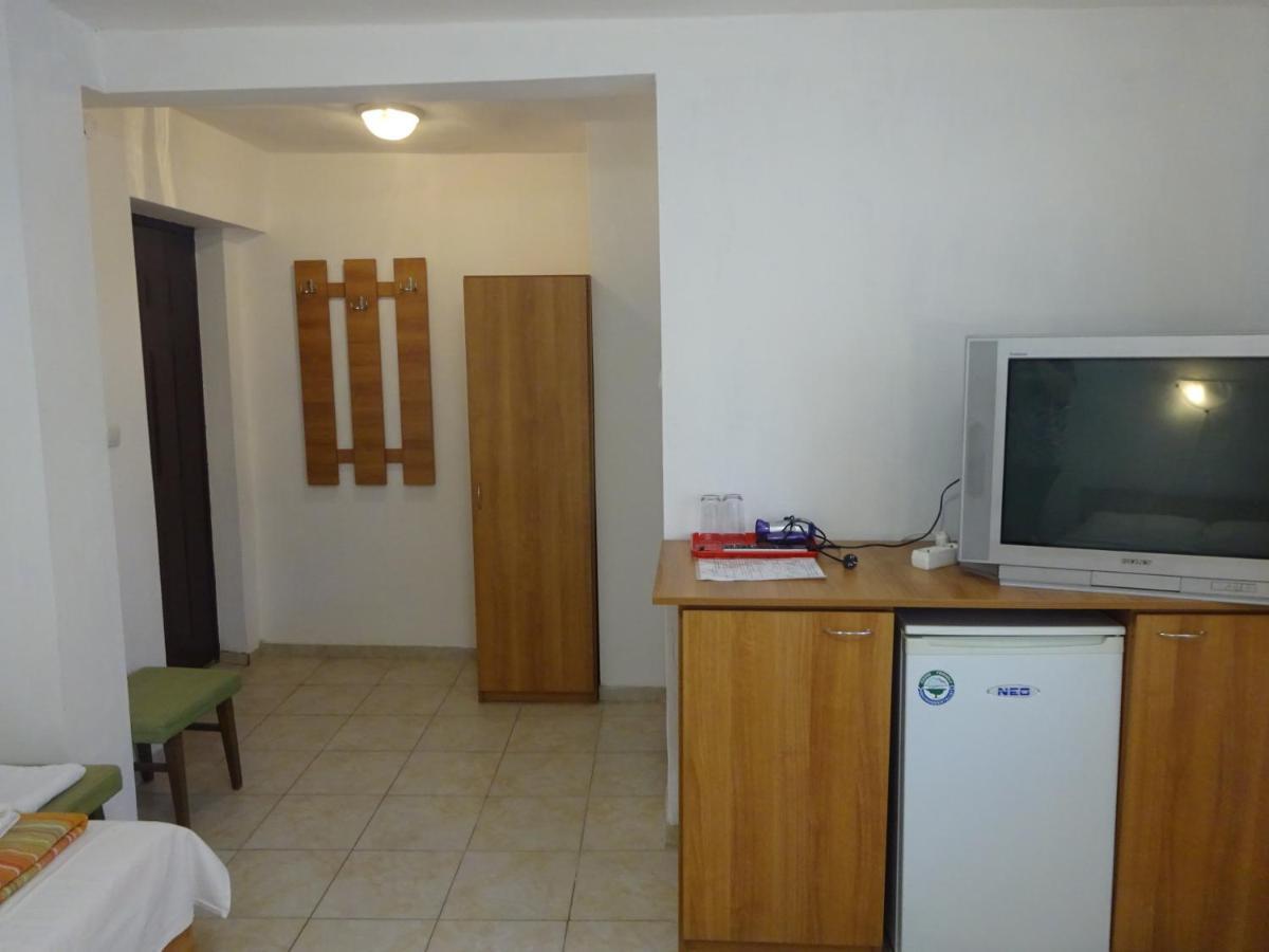 Hris Hotel Chernomorets Exterior photo