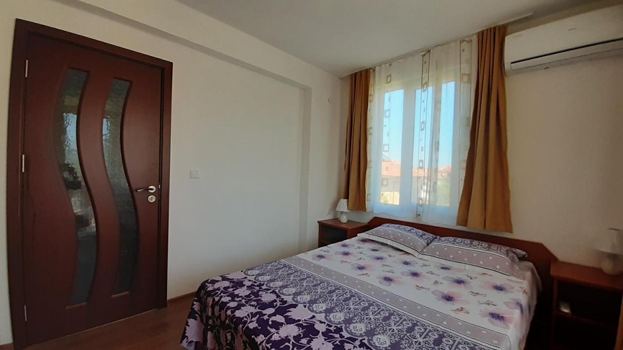 Hris Hotel Chernomorets Exterior photo