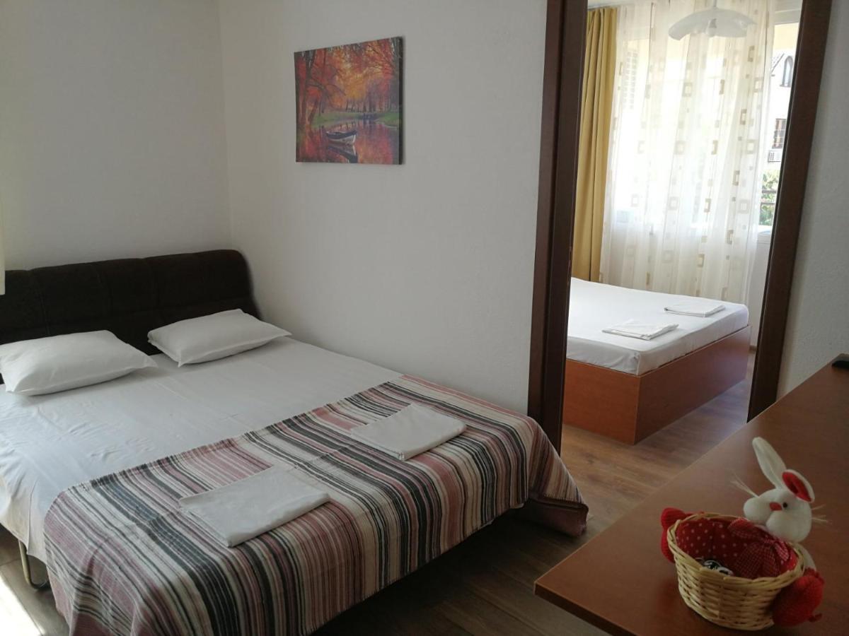 Hris Hotel Chernomorets Exterior photo