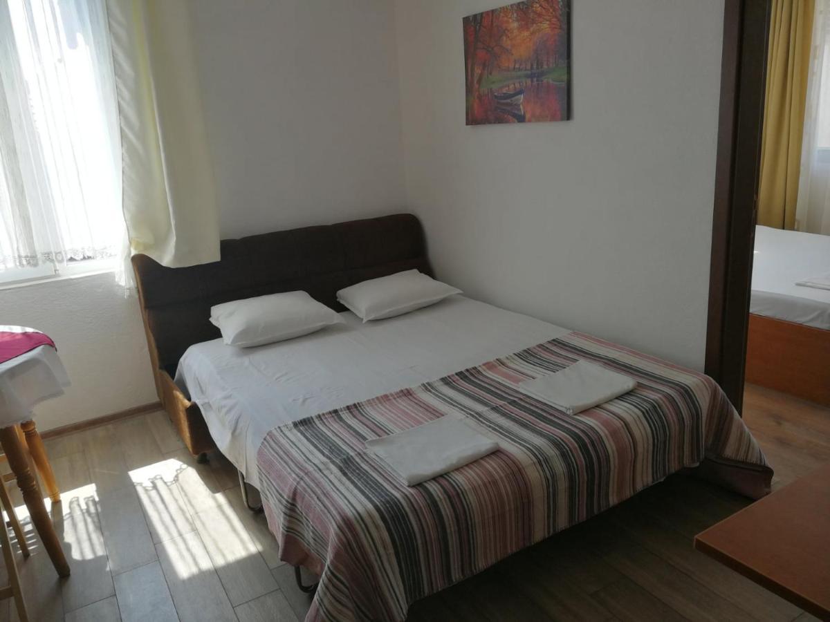 Hris Hotel Chernomorets Exterior photo