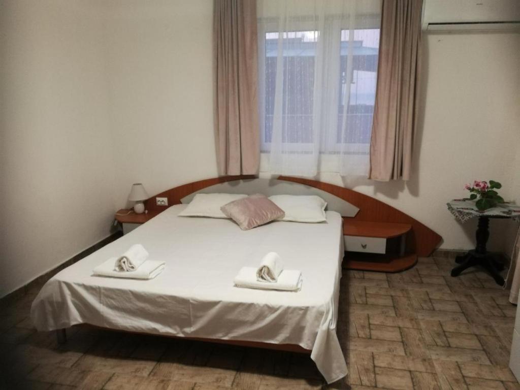 Hris Hotel Chernomorets Exterior photo