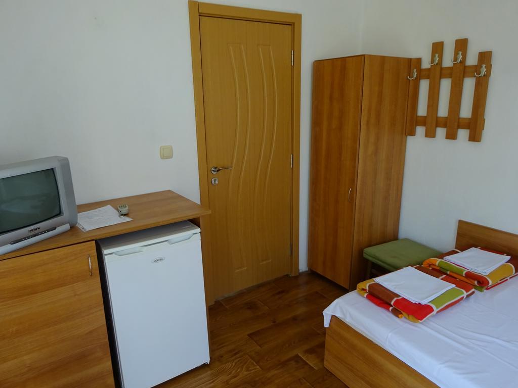 Hris Hotel Chernomorets Exterior photo