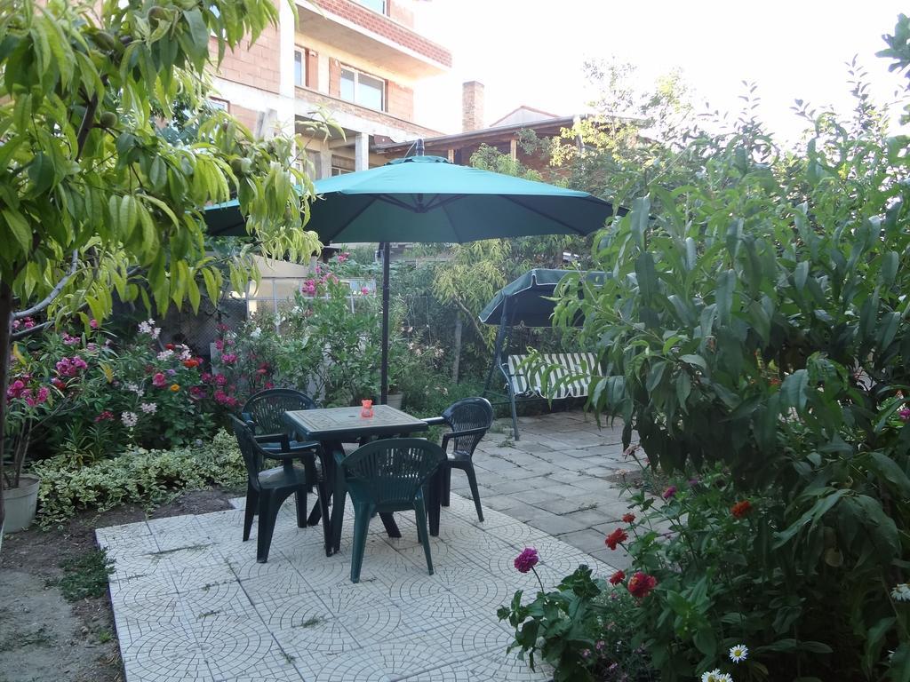 Hris Hotel Chernomorets Exterior photo